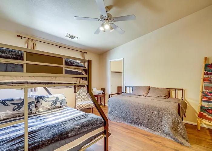 Hot Tub & Game Room: Scenic Home! *