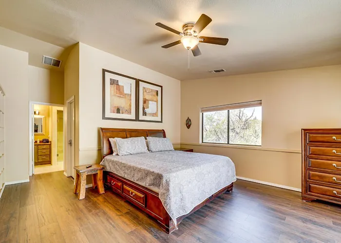 Hot Tub & Game Room: Scenic Home! Holiday home