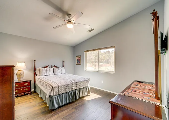Hot Tub & Game Room: Scenic Home!