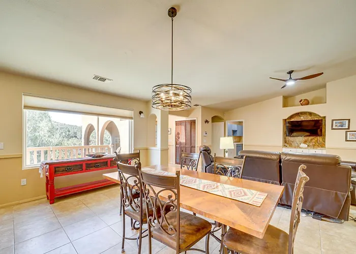 Hot Tub & Game Room: Scenic Home! Holiday home *