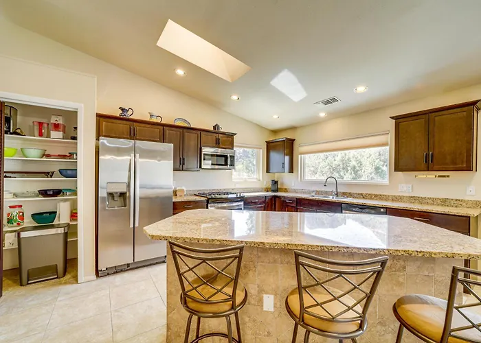 Hot Tub & Game Room: Scenic Home! *