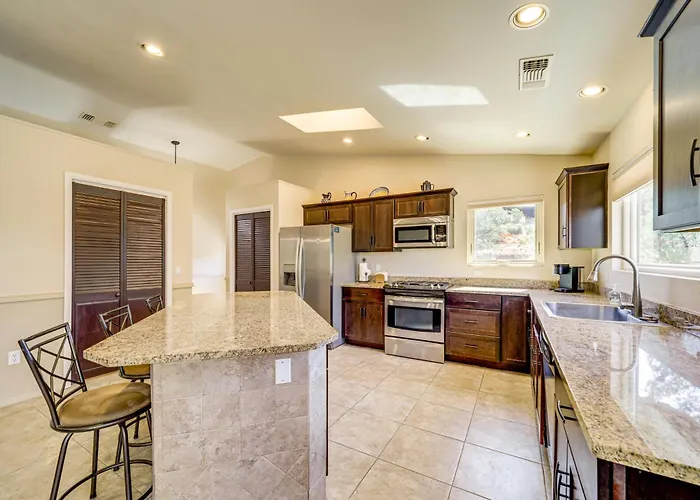 Holiday home Hot Tub & Game Room: Scenic Home! *