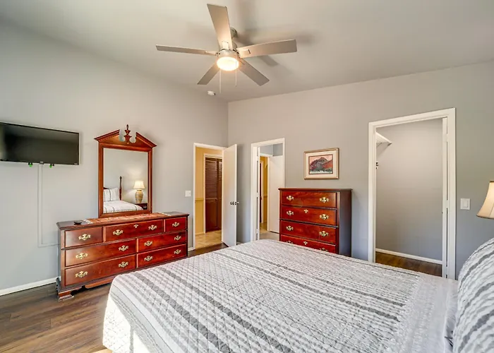 Hot Tub & Game Room: Scenic Home! *