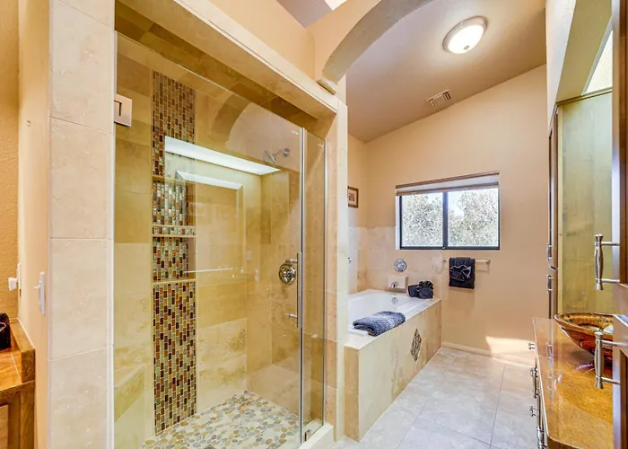 Hot Tub & Game Room: Scenic Home!