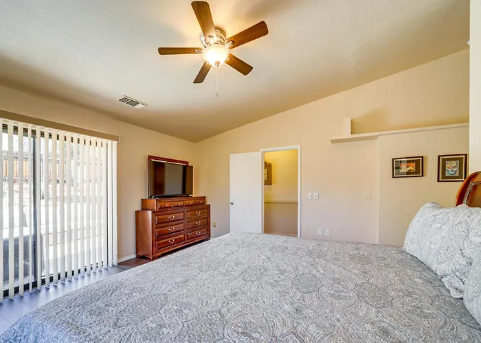 Hot Tub & Game Room: Scenic Home! Holiday home