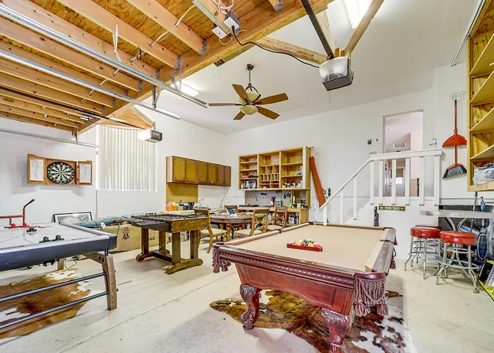 Holiday home Hot Tub & Game Room: Scenic Home!