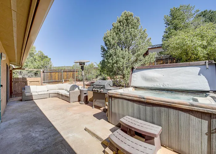 Hot Tub & Game Room: Scenic Home! *